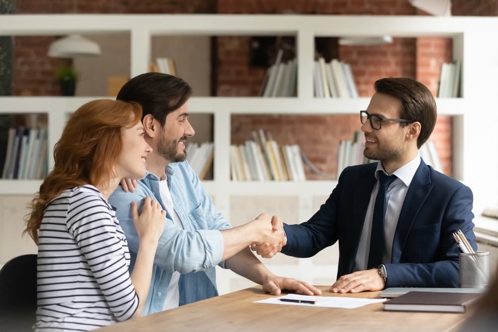 Couple,Handshake,Mortgage,Officer,Worker,,Accept,Bank,Loan,Terms,And